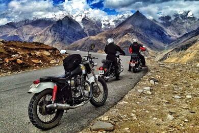 top 5 travel destinations in India for youth and friends: mountain road trip with bikers
