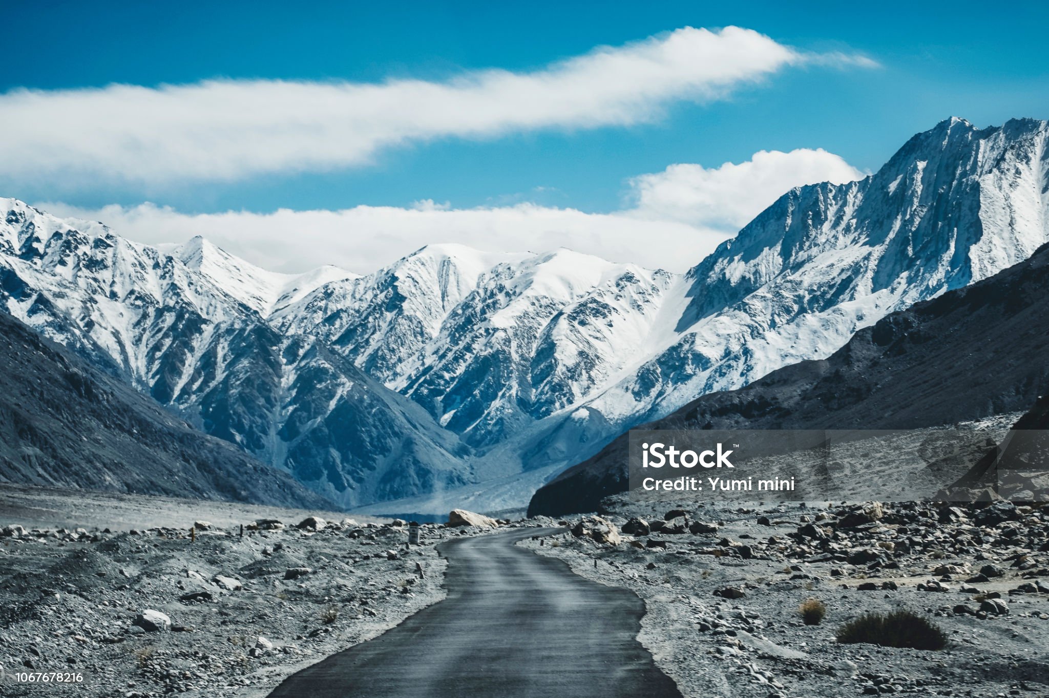 Top 5 Travel Destinations in India for Youth—Leh Ladakh Snow Mountain View